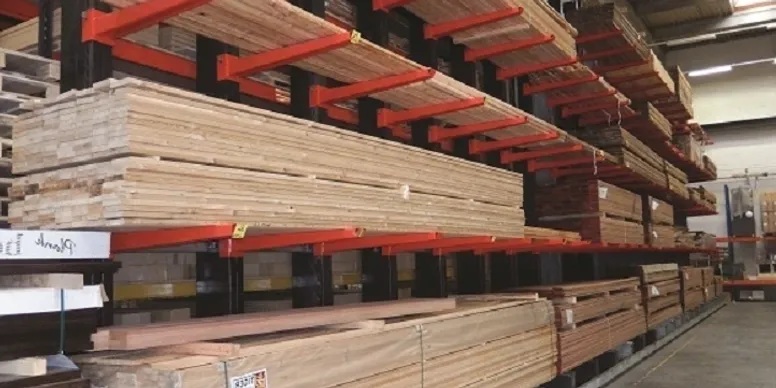 Sipag grenställ för förvaring av trä, träpaket och skivmaterial. Kan också kallas armställ, konsolställ, hyllsystem eller fribärande ställ.